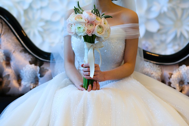 Wedding_Flower_White_and_Pink_Flower_Bouquet_and_Bride